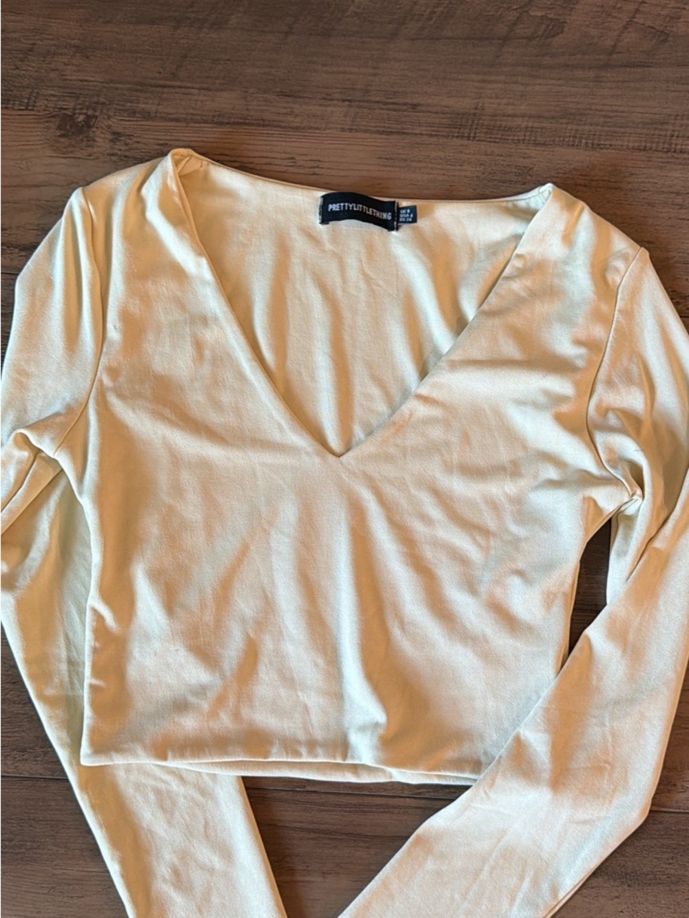 PrettyLittleThing Cream Long Sleeve V-Neck Crop Top